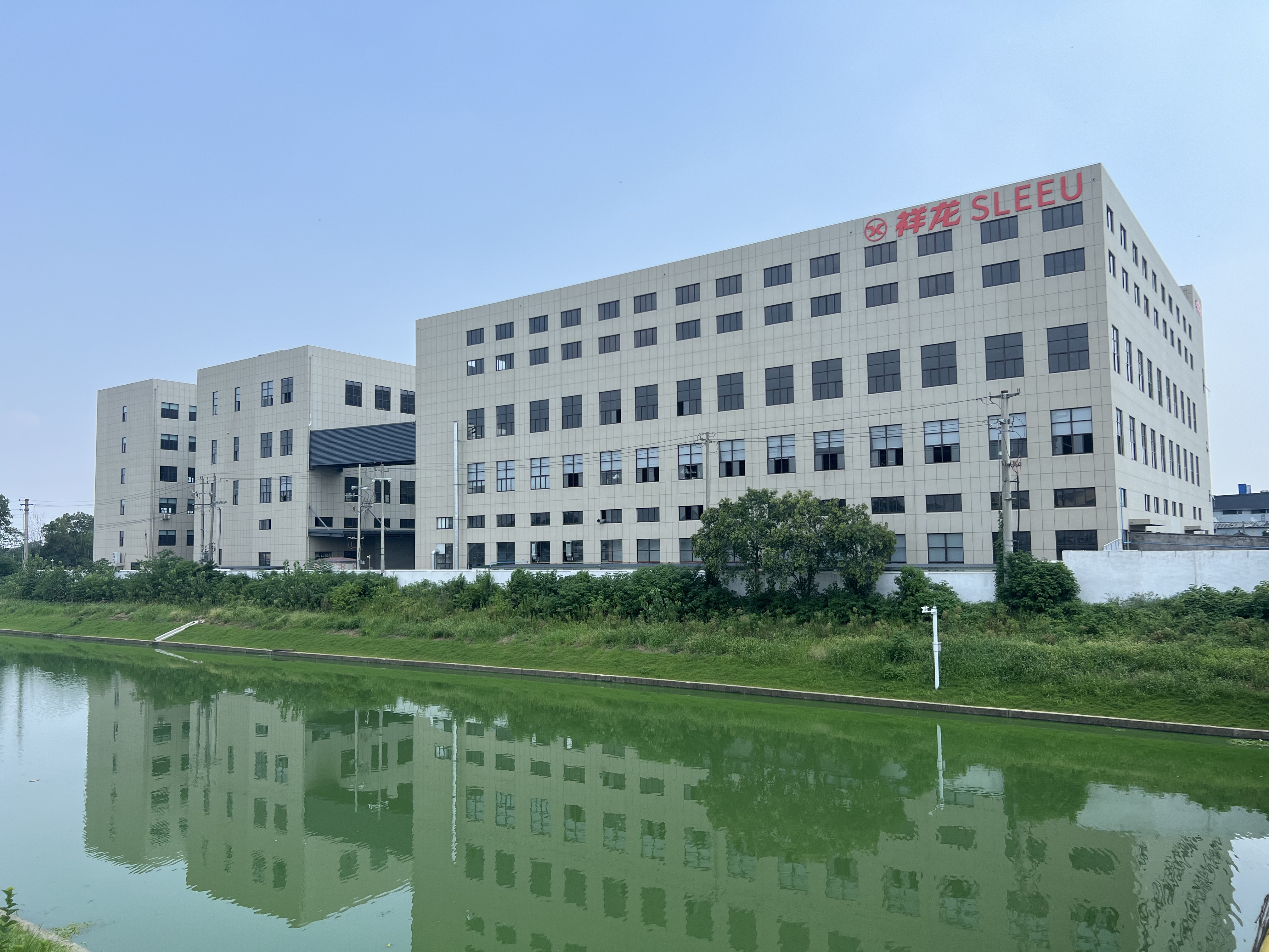Jiangsu Carnival Technology Co., Ltd. (SLEEU TECH) was established in 2002. It is a high-tech electric vehicle enterprise that has cooperated with Tsinghua University and shares common intellectual property rights. The company focuses on the research and development, production, and sales of electric two-wheelers, electric tricycles, and their accessories. Currently, SLEEU TECH has a motor division and a vehicle division, and has production bases in both Wuxi and Tianjin, with an annual production capacity of 1 million vehicles.